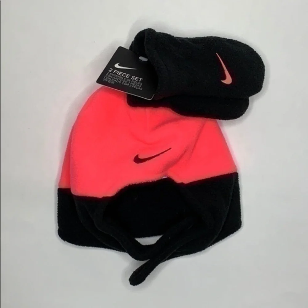 NWT. NIKE Infant Hat & Gloves
